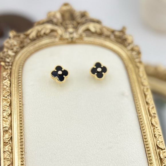 Lucky Alhambra Black Clover Stud Earrings with Logo – Elegant Everyday Luxury - Picture 5 of 11